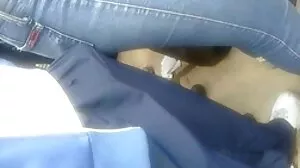 پتلی نوجوان ربیبہ انگلیوں کے ساتھ سواری