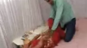 سینگ کوگر پڑوسی ایک نوجوان جوڑے کے ساتھ