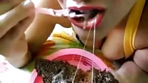 بچے کے اقدامات کی ایک بڑی ڈک پر اس کے خوبصورت چہرے سے پہلے جنسی