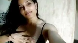 خوبصورت مطیع فام آدمی ان کی تنگ گدی آخر کی طرف سے ایک سینگ ٹیٹو سنہرے بالوں والی