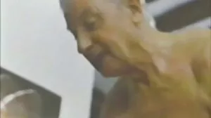 نوجوان ماں بہت زیادہ غیر معمولی ٹککر لگی ہے