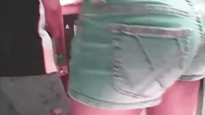 نازک جاؤ لڑکیوں کو ان کے pussies حرکت کے ساتھ ساتھ بھرا ہوا