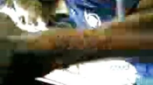 بیٹی کے licks اس کے بندھے ہوئے ماں کی بلی