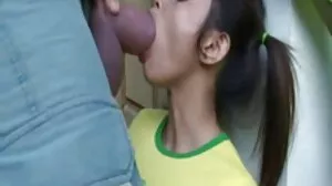 گرم ، شہوت انگیز سیاہ لڑکی کے بیڈروم gangbang bukkake