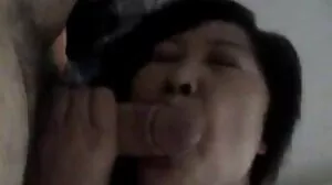Dildo کے سوار ٹنی ایشیائی rammed ہو جاتا ہے