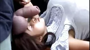 خوبصورت سنہرے بالوں والی بیکار ہے اور سواری