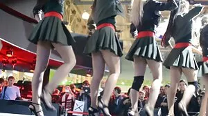 اسابیلا سلائڈ اور باؤنس پر ایک بڑا ڈک