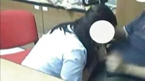 بیرونی مقعد ساہسک کے لئے ایک خوبصورت سنہرے بالوں والی
