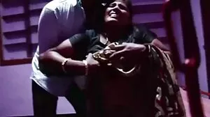 Brunette مقعد آخر ہو جاتا ہے پریمی کی طرف سے بہترین دوست
